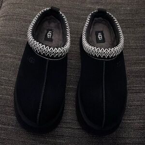 NEW UGG Tasman black platform size 7 .